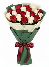 Букет Микс из красных и белых роз в Ксеньевке