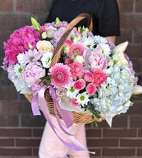Композиция солнечный день в Ксеньевке Цветочная композиция из Розы, Хризантемы, Пионы и Лизиантусы в корзине в Ксеньевке