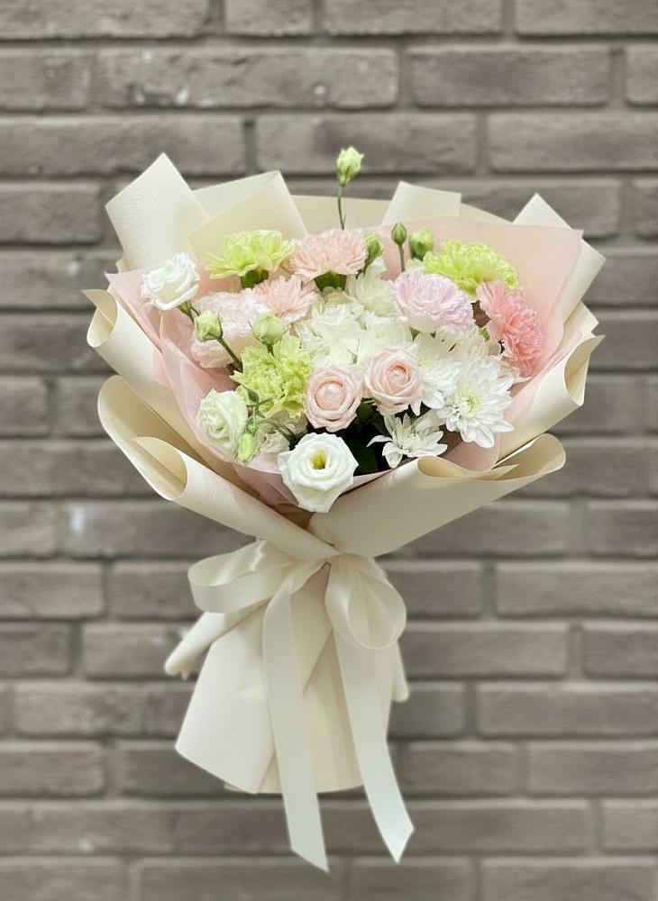 Букет цветов из: Гвоздики, Розы, Лизиантусы и Хризантемы в Ксеньевке