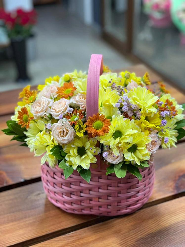 Цветочная композиция из Хризантемы и Розы в корзине в Ксеньевке